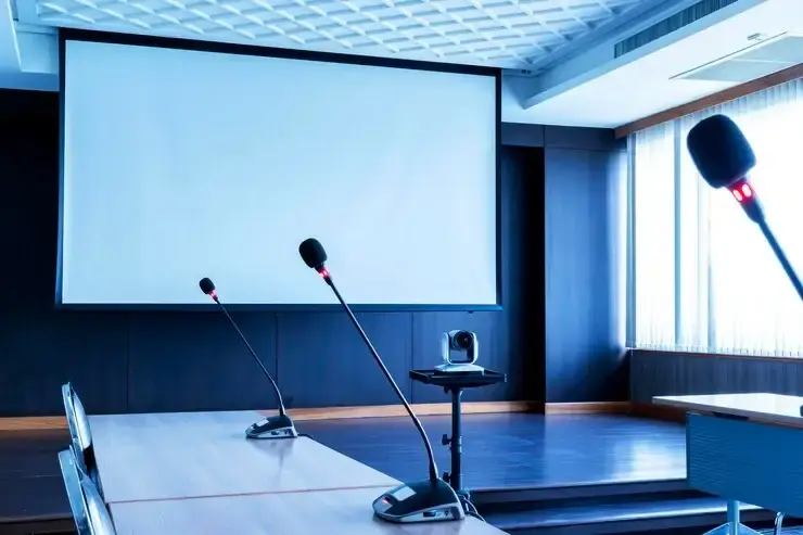 Salas de juntas con&nbsp;soluciones de audio y video empresarial